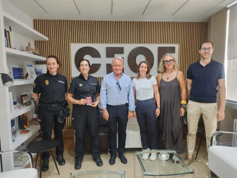 AEVAT y la Policía Nacional refuerzan su colaboración para combatir el intrusismo a través de la denuncia de apartamentos ilegales.