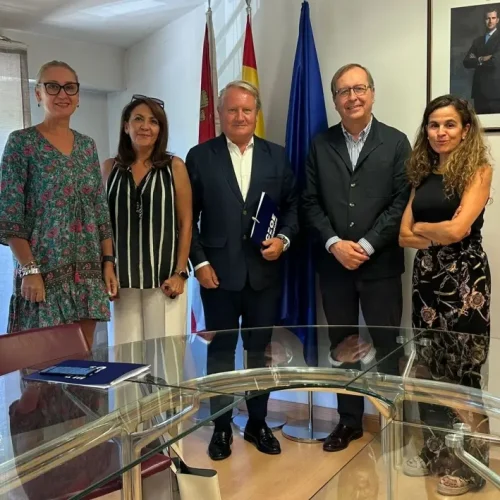 El sector de apartamentos y viviendas turísticas de Castilla y León tiende puentes con la Junta para avanzar hacia una regulación consensuada