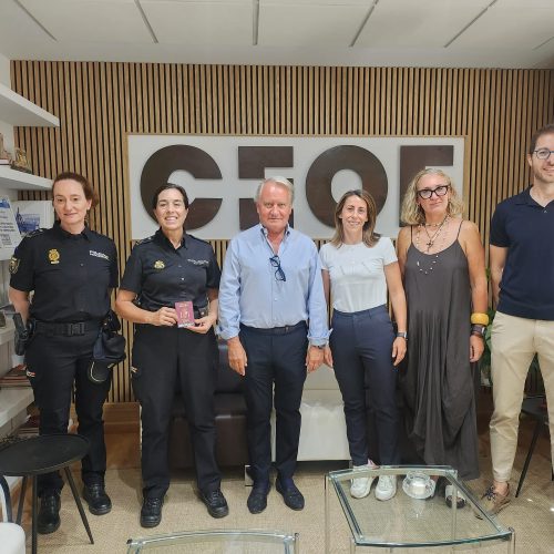 AEVAT y la Policía Nacional refuerzan su colaboración para combatir el intrusismo a través de la denuncia de apartamentos ilegales.